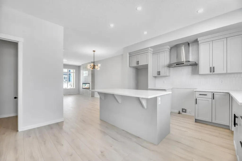 247 Annette Villas NW Calgary AB T3R 2K5