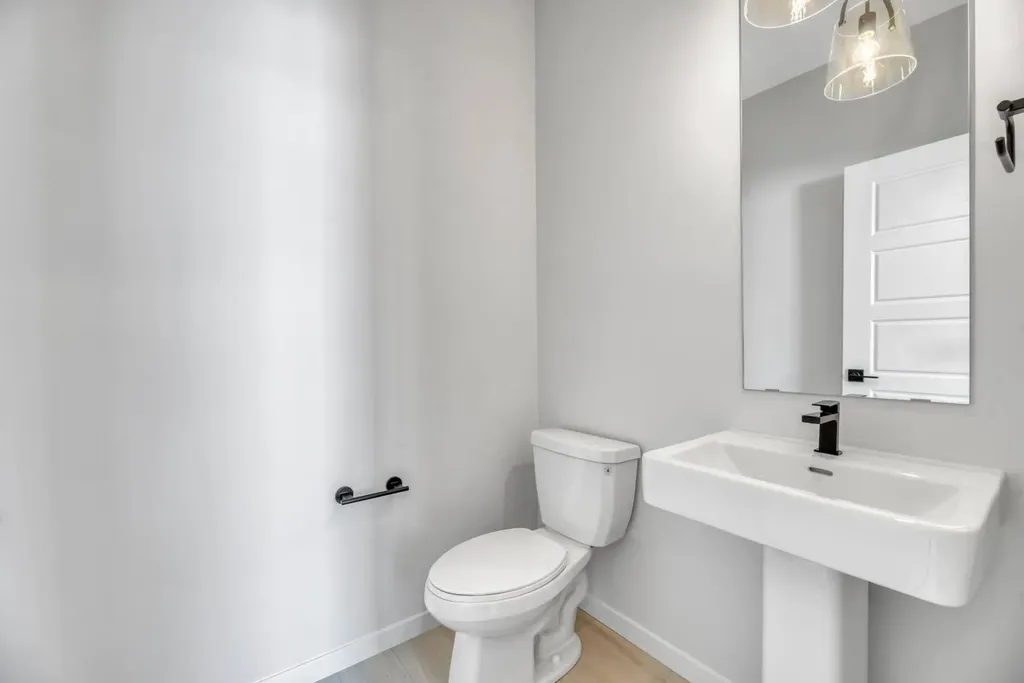 247 Annette Villas NW Calgary AB T3R 2K5