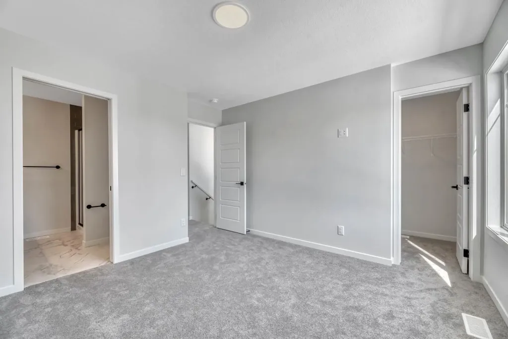 247 Annette Villas NW Calgary AB T3R 2K5