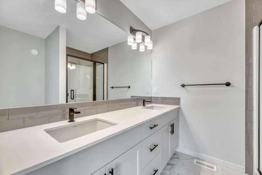 247 Annette Villas NW Calgary AB T3R 2K5
