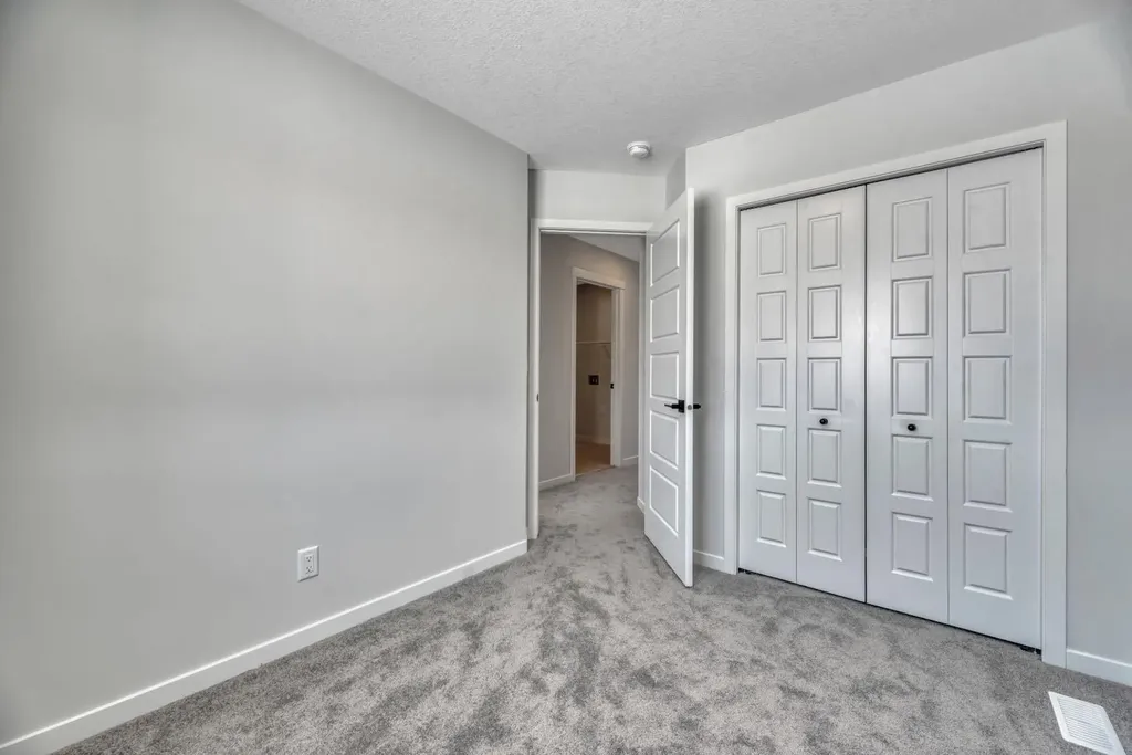 247 Annette Villas NW Calgary AB T3R 2K5