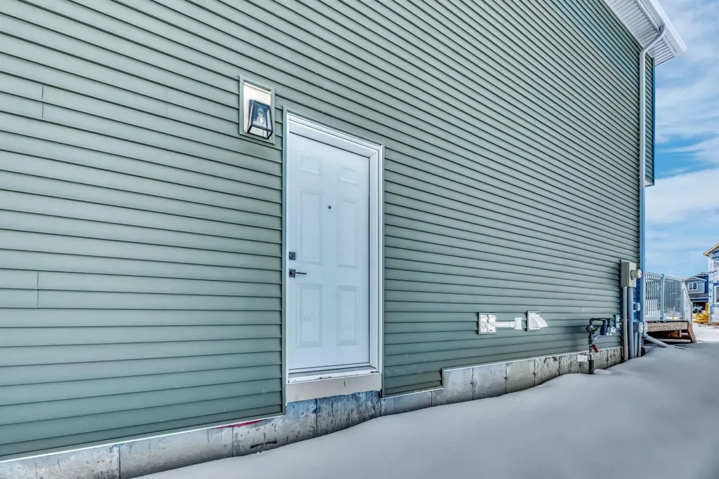 247 Annette Villas NW Calgary AB T3R 2K5