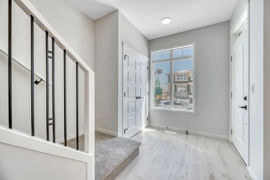 247 Annette Villas NW Calgary AB T3R 2K5
