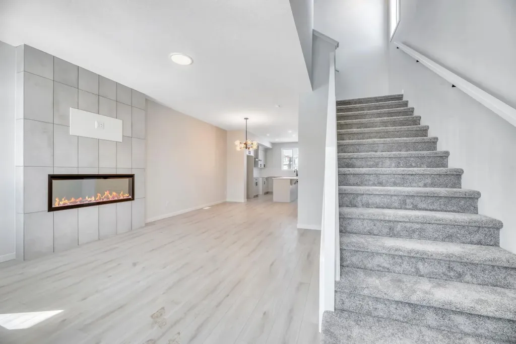 247 Annette Villas NW Calgary AB T3R 2K5