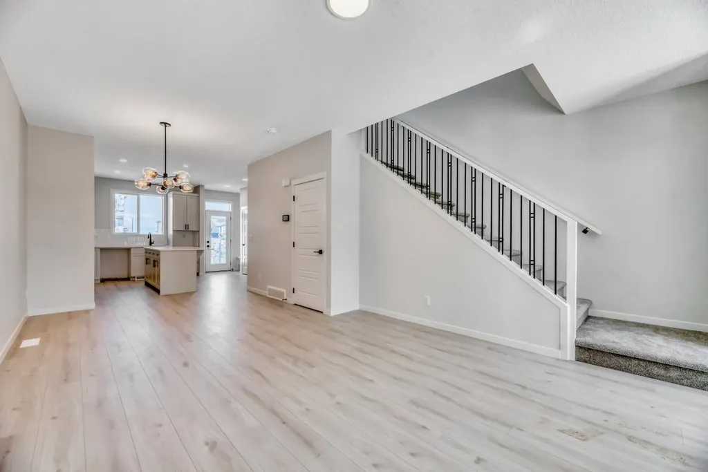 247 Annette Villas NW Calgary AB T3R 2K5