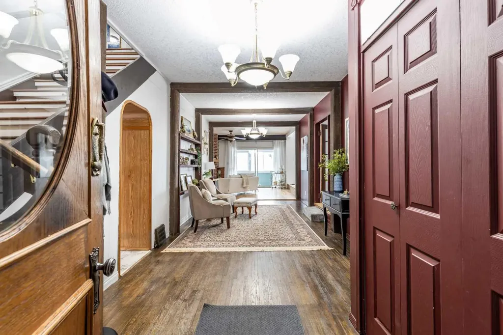 176 1 Street SW Medicine Hat AB T1A3Y9