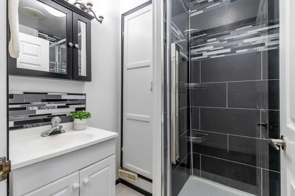 176 1 Street SW Medicine Hat AB T1A3Y9
