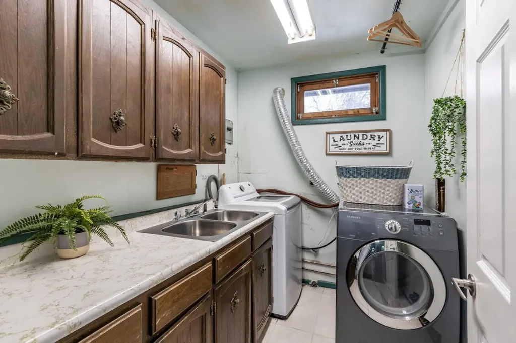 176 1 Street SW Medicine Hat AB T1A3Y9