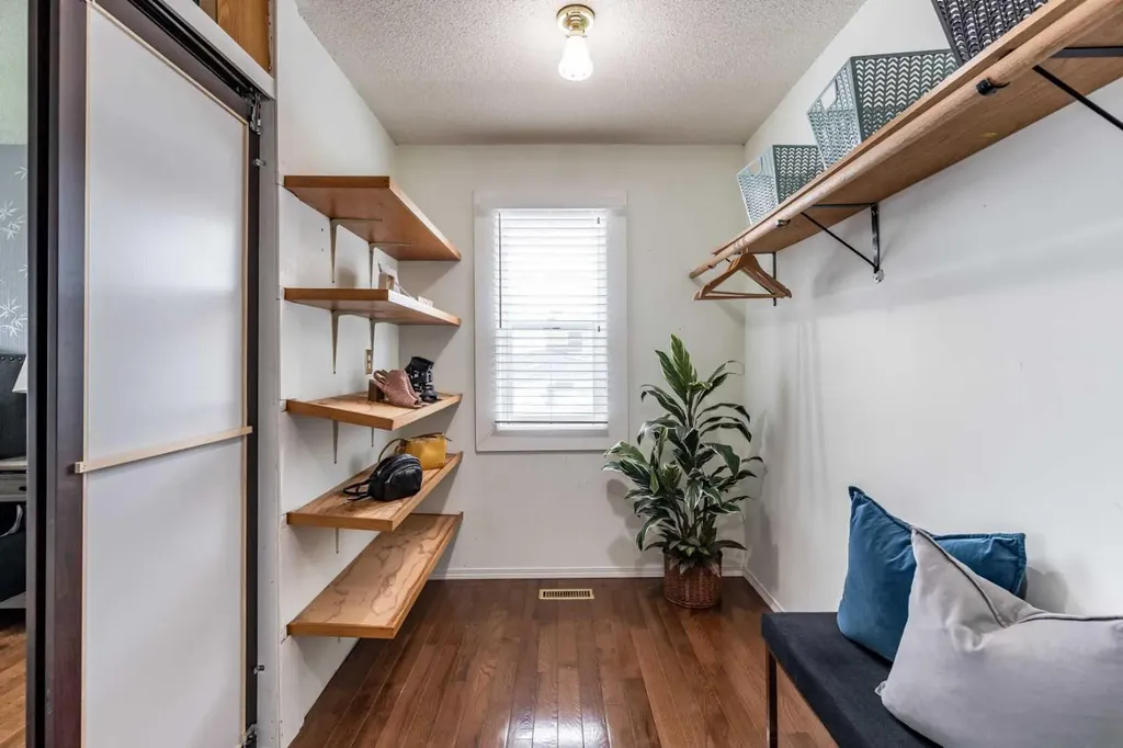 176 1 Street SW Medicine Hat AB T1A3Y9
