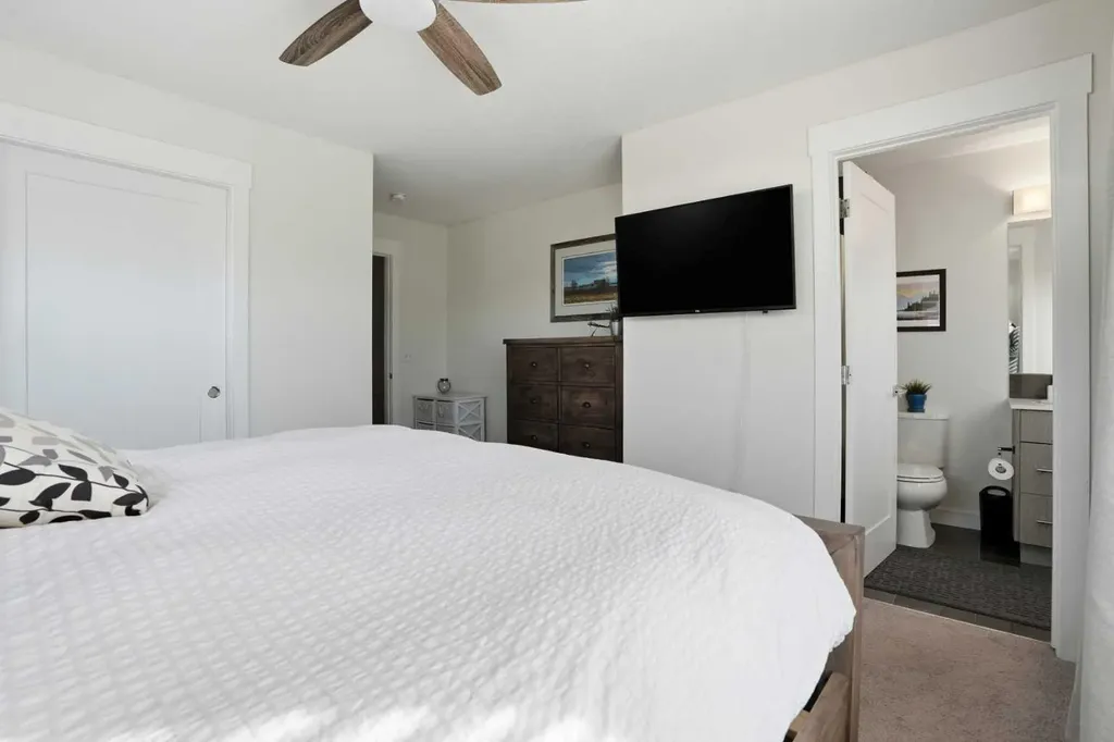 111 Rainbow Falls Gate Chestermere AB T1X 0Z4