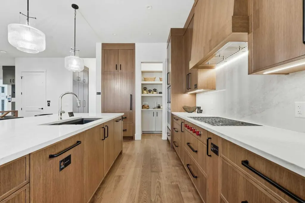 745 Serenity Bend Heritage Pointe AB T1S3X3