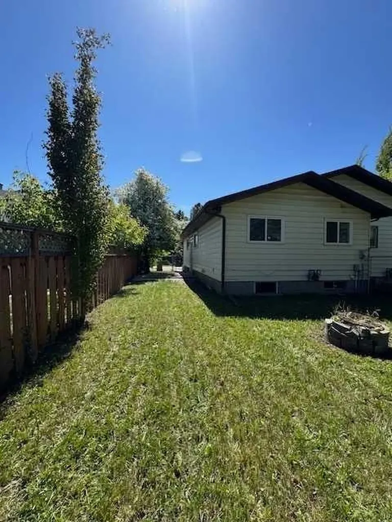 9316 70a Avenue Grande Prairie AB T8V 6C9