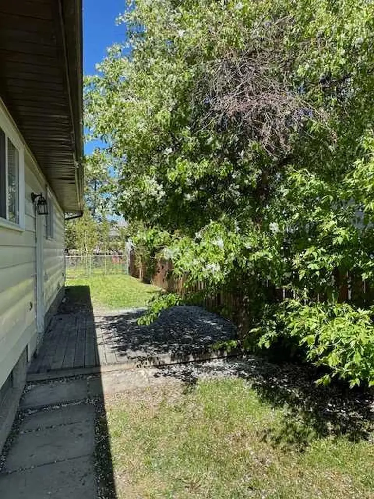 9316 70a Avenue Grande Prairie AB T8V 6C9