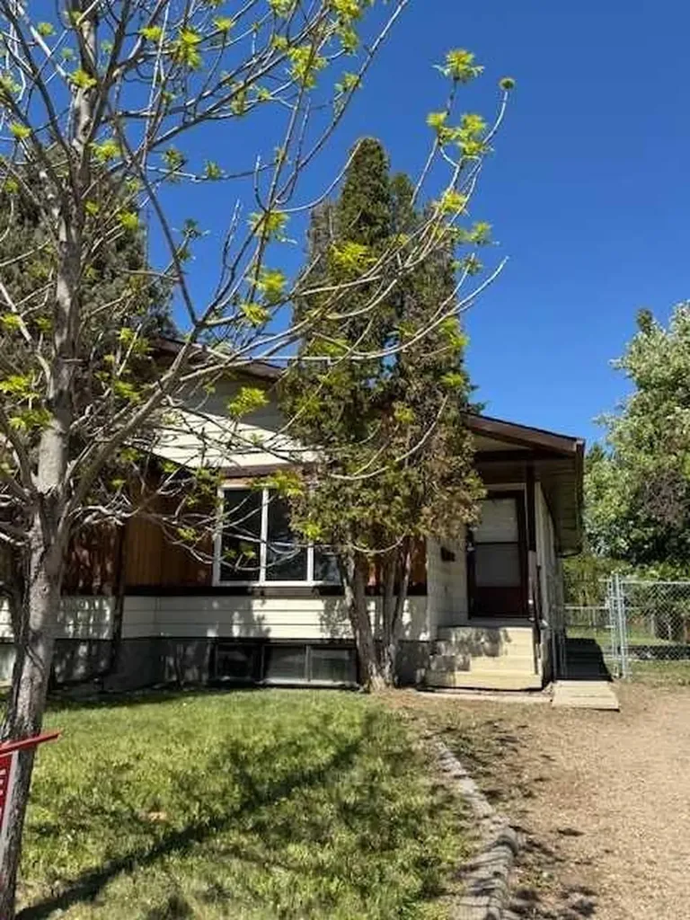 9316 70a Avenue Grande Prairie AB T8V 6C9
