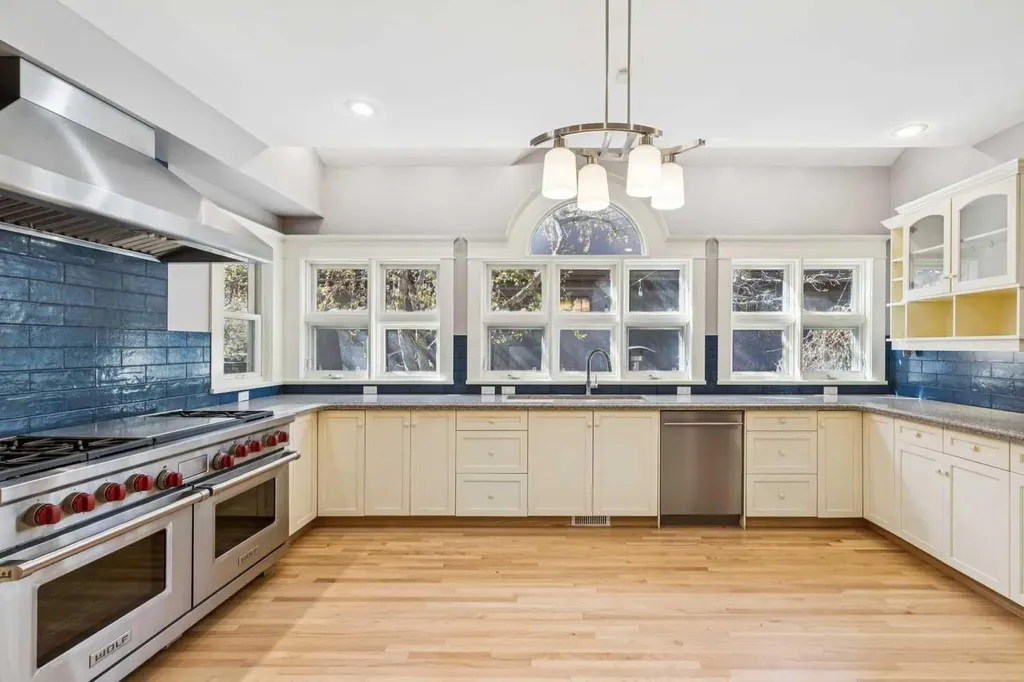 3019 6 Street SW Calgary AB T2S 2M1
