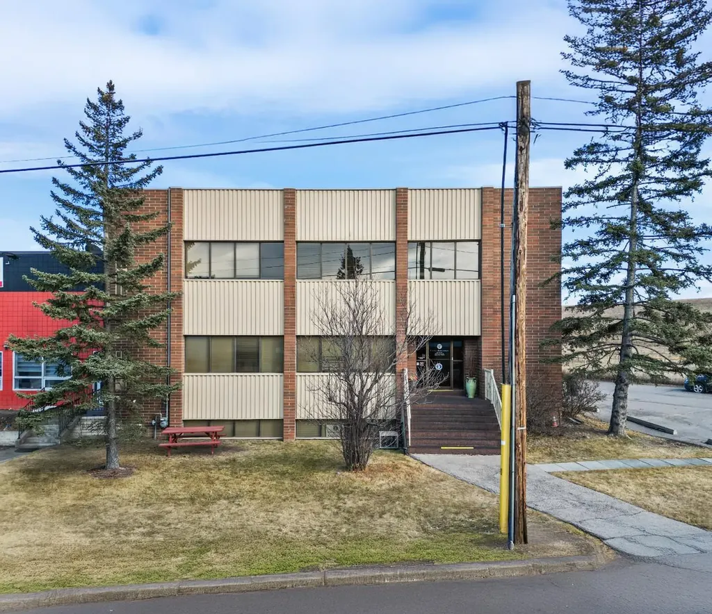 76 Skyline Crescent NE Calgary AB T2K 5S7