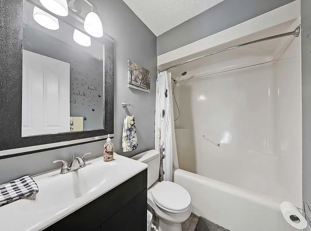 9 Hunters Mews Okotoks AB T1S 1M2