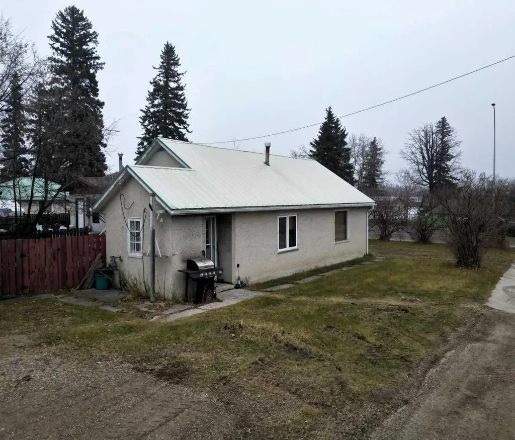 4618-4622 4 Avenue Edson AB T7E 1C7