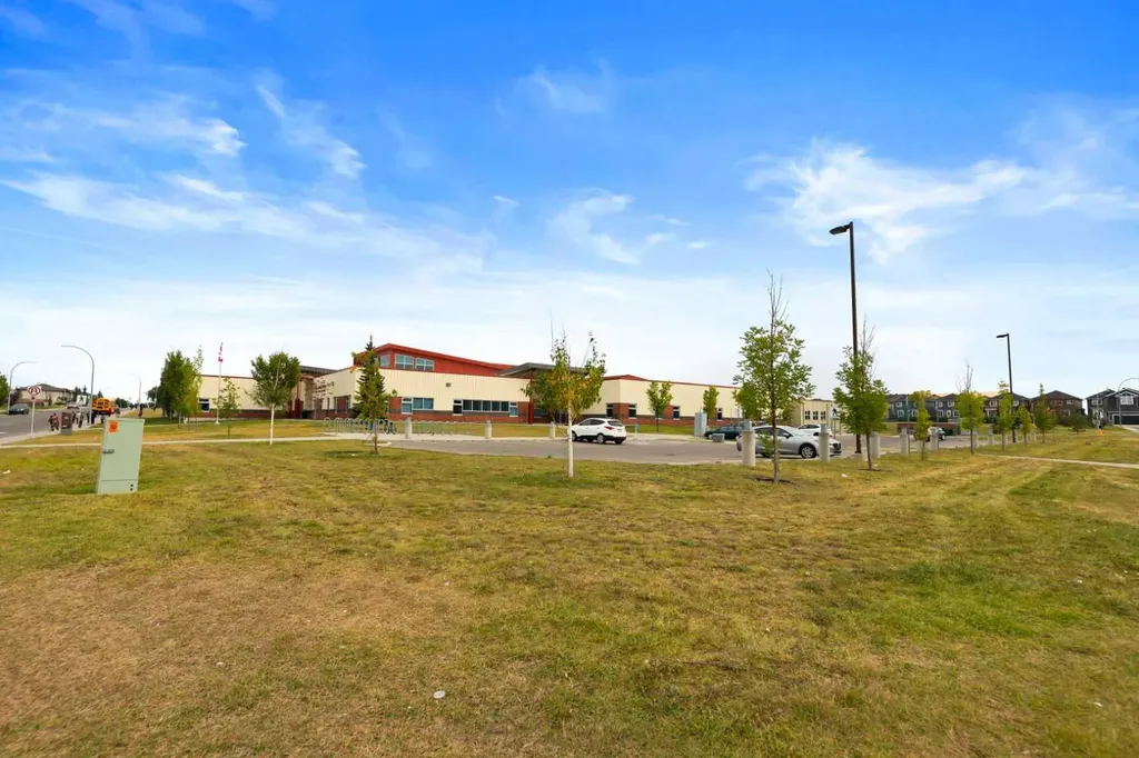 81 Saddlecrest Green NE Calgary AB T3J5N4