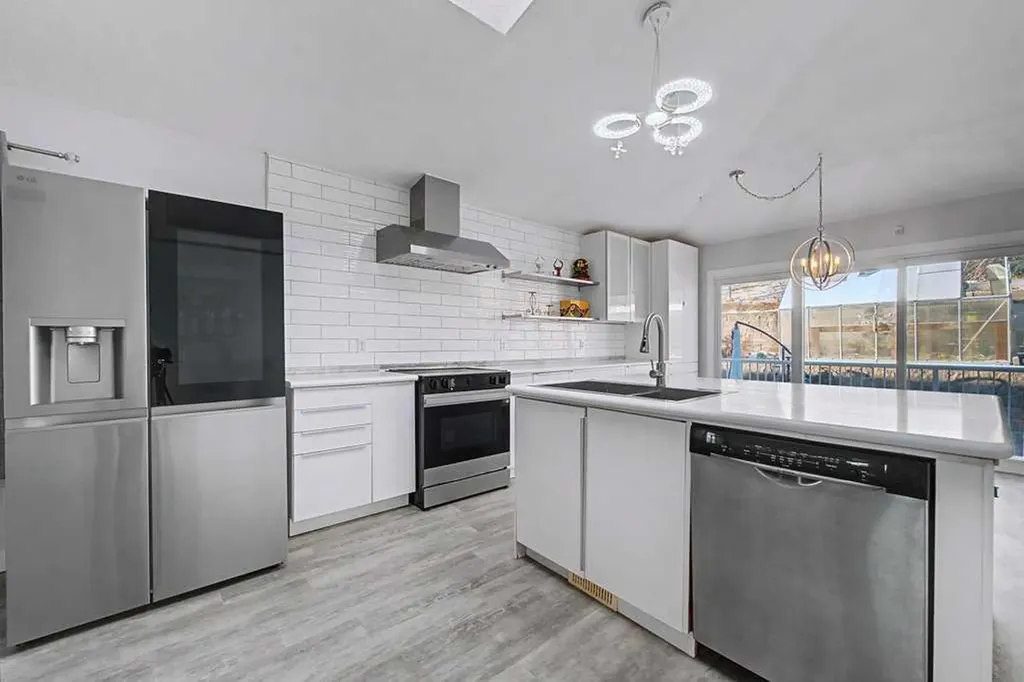 267 Panamount Hill NW Calgary AB T3K 5M3