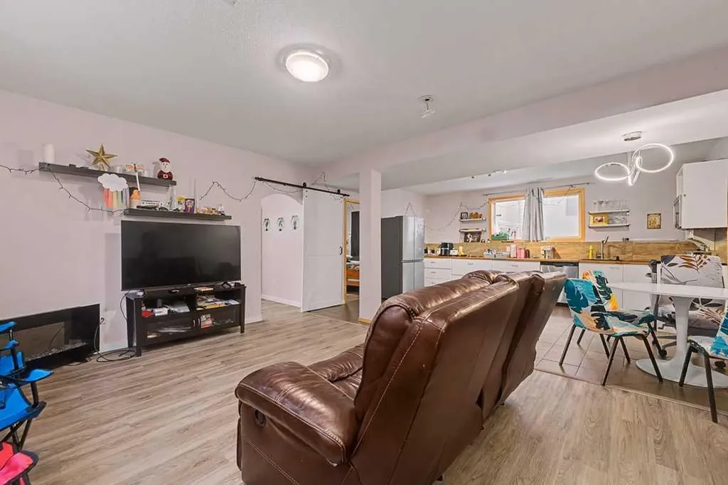267 Panamount Hill NW Calgary AB T3K 5M3