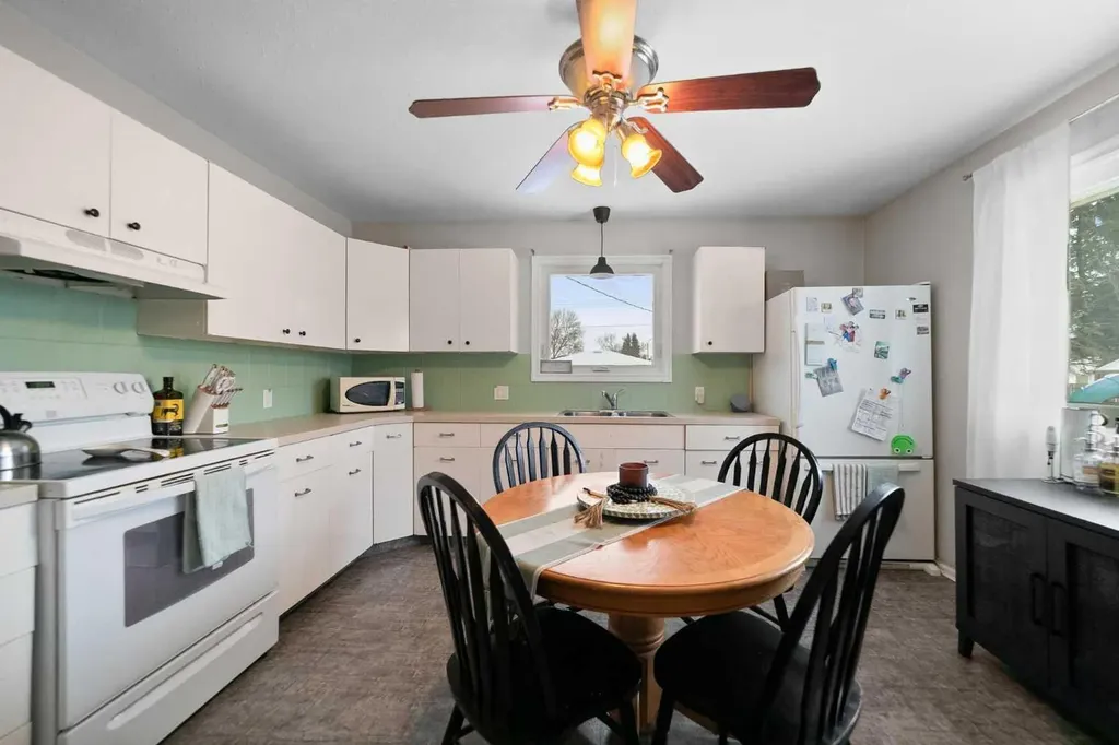 5228 53 Avenue Viking AB T0B4N0