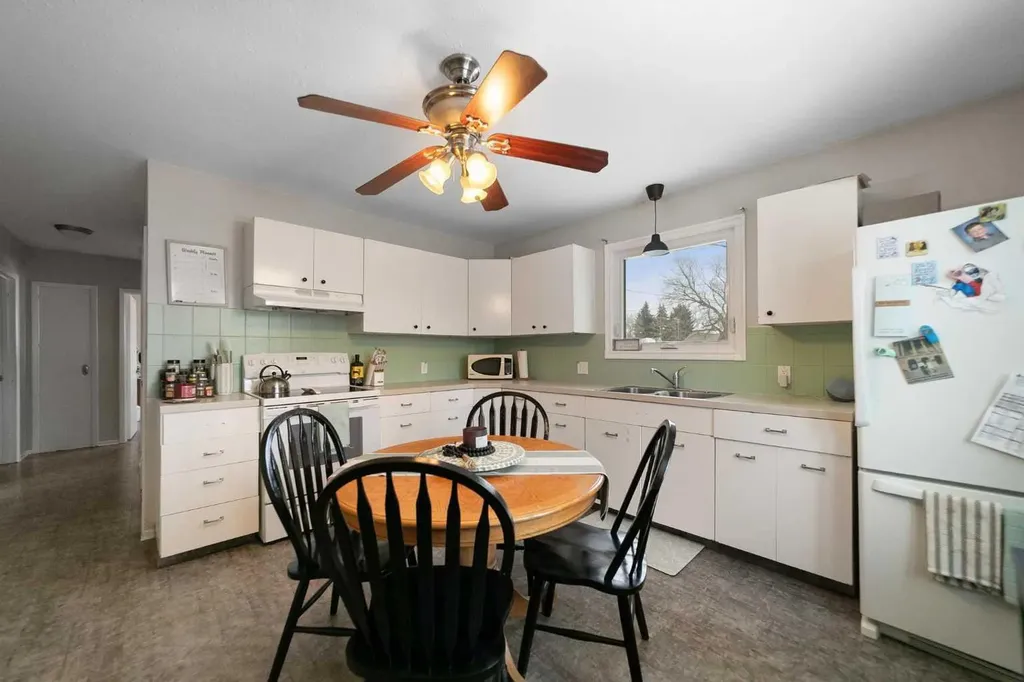 5228 53 Avenue Viking AB T0B4N0