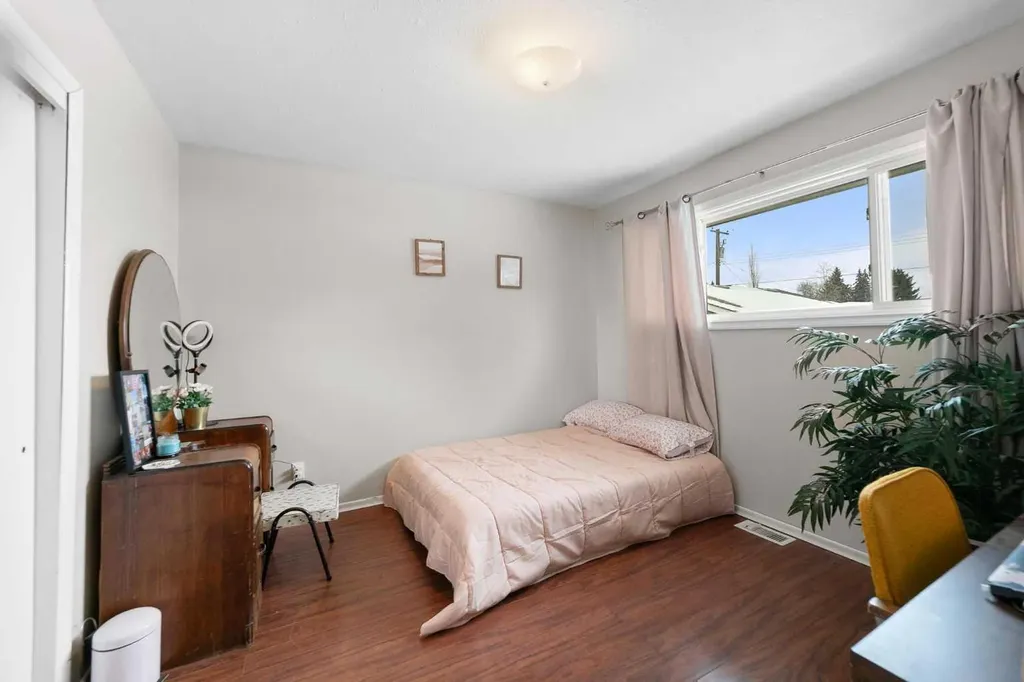 5228 53 Avenue Viking AB T0B4N0