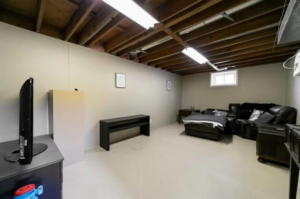 5228 53 Avenue Viking AB T0B4N0
