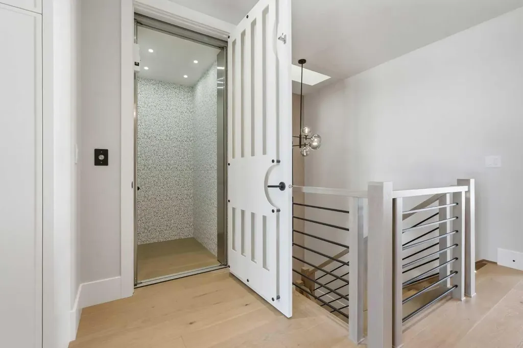 1700 73 Street SW Calgary AB T3H 0J6