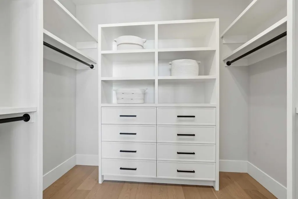 1700 73 Street SW Calgary AB T3H 0J6