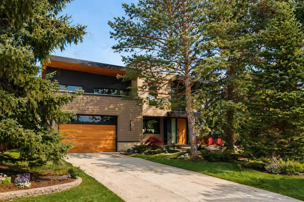 112 Pump Hill Green SW Calgary AB T2V 4L4