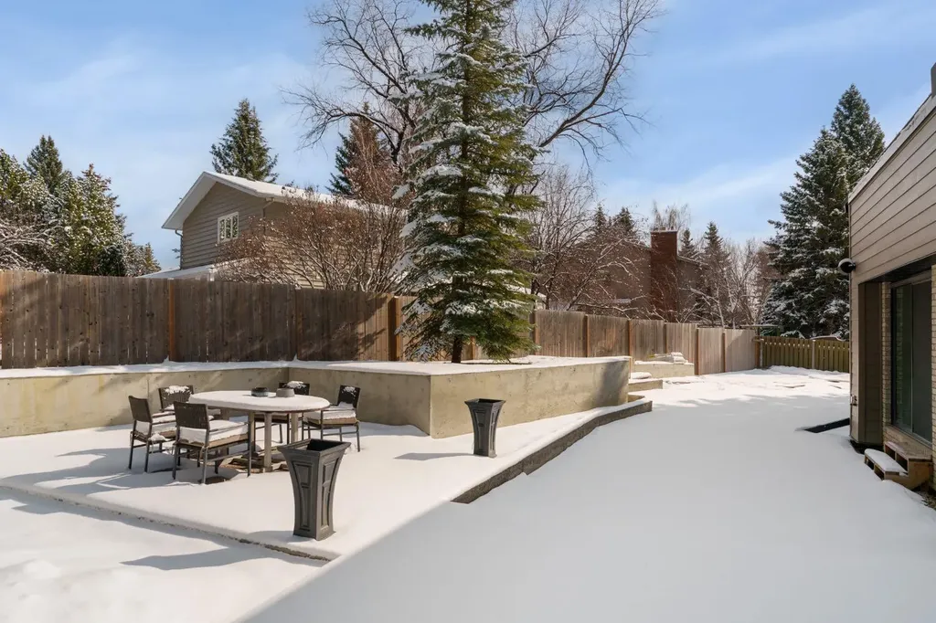 112 Pump Hill Green SW Calgary AB T2V 4L4