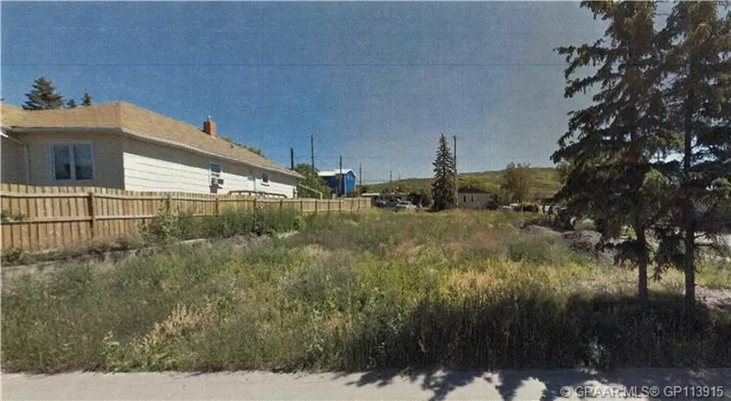 9413/9411 98 Street Peace River AB T8S 1S4