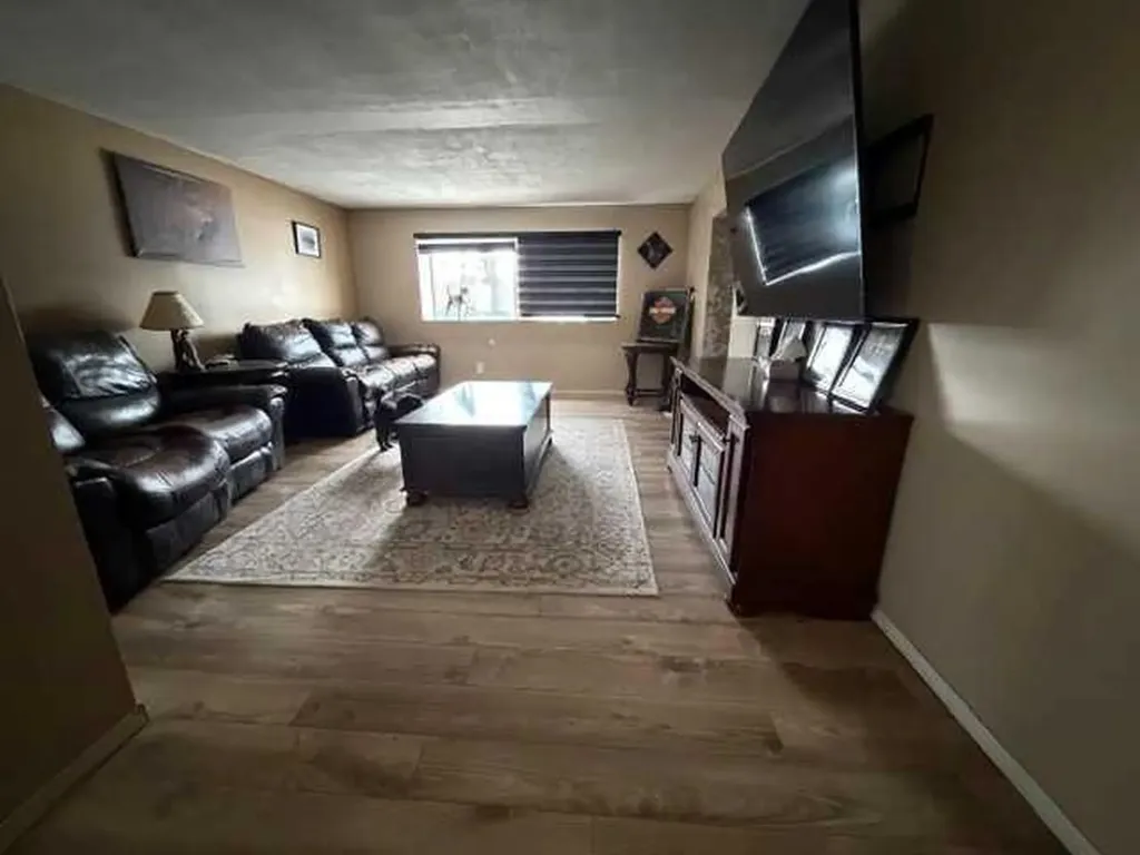 7106 South Glen Avenue Edson AB T7E 1M9