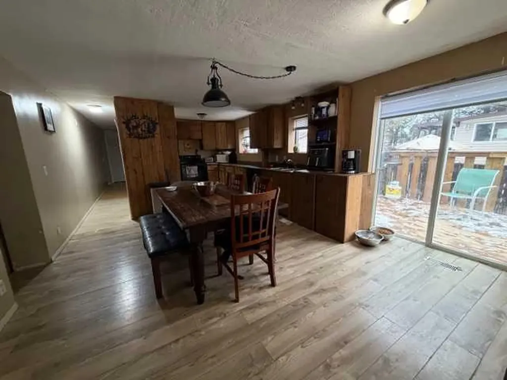 7106 South Glen Avenue Edson AB T7E 1M9