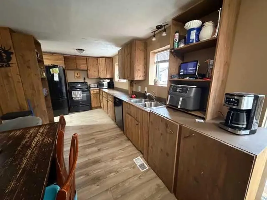 7106 South Glen Avenue Edson AB T7E 1M9