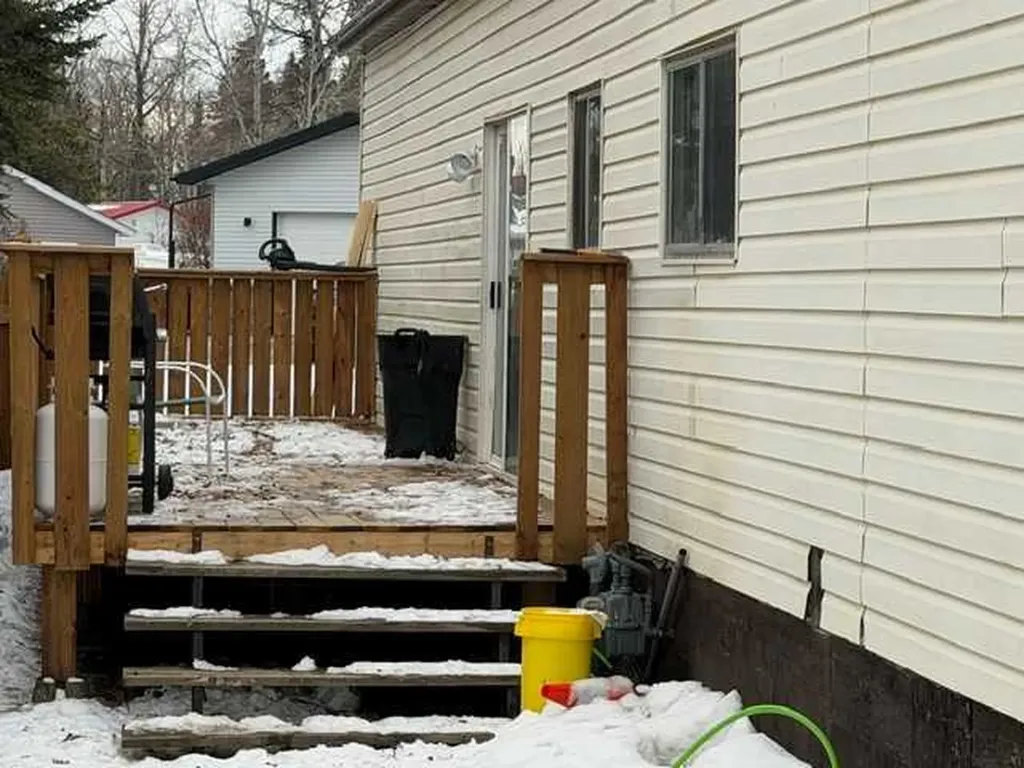 7106 South Glen Avenue Edson AB T7E 1M9