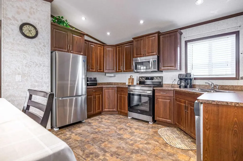 37 Maple Drive Brooks AB T1R 1J2