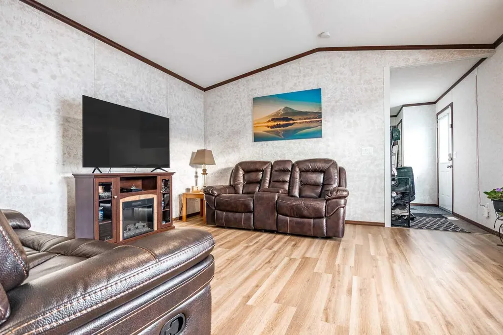 37 Maple Drive Brooks AB T1R 1J2