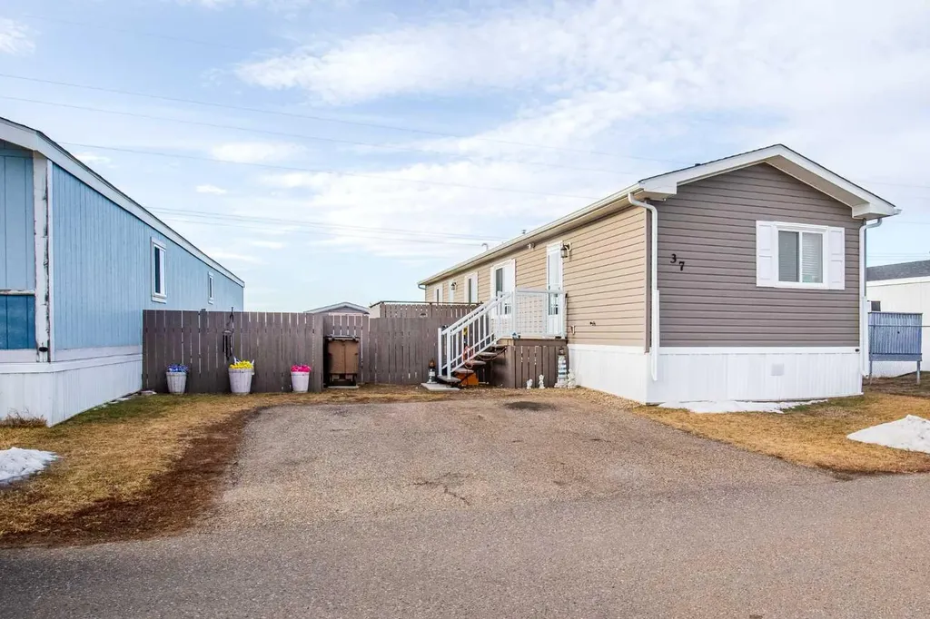37 Maple Drive Brooks AB T1R 1J2