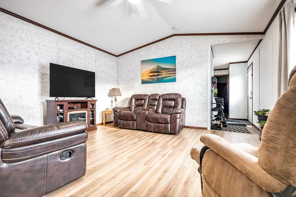 37 Maple Drive Brooks AB T1R 1J2