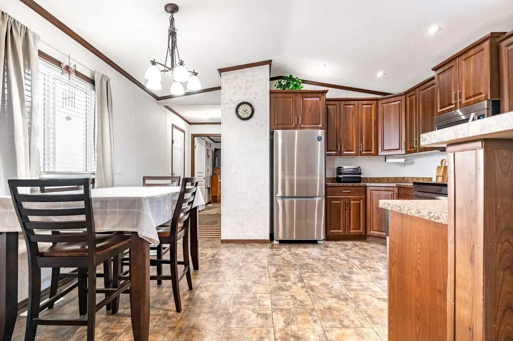 37 Maple Drive Brooks AB T1R 1J2