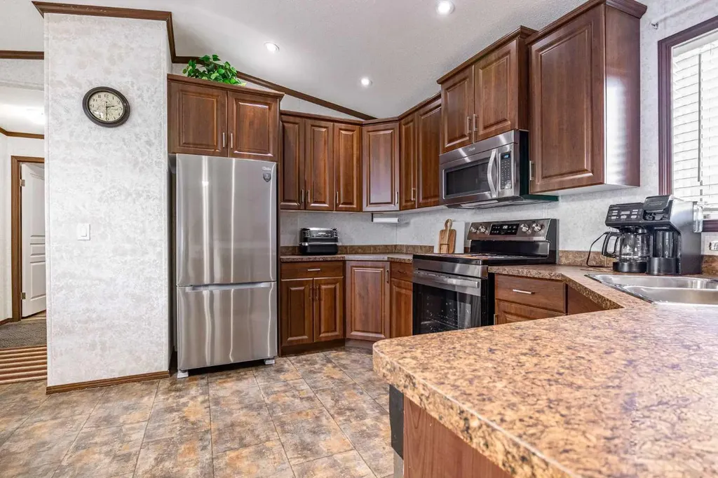 37 Maple Drive Brooks AB T1R 1J2