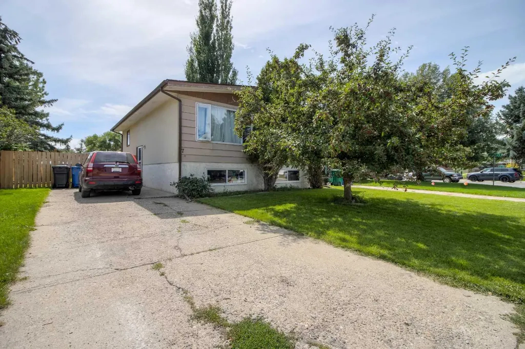 7 Cayuga Place W Lethbridge AB T1K 5J1