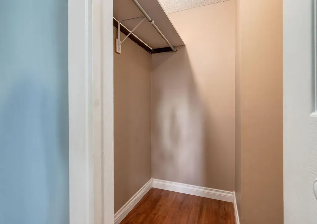 123 13 Avenue NE Calgary AB T2E 1B5