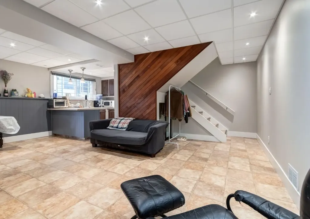 123 13 Avenue NE Calgary AB T2E 1B5