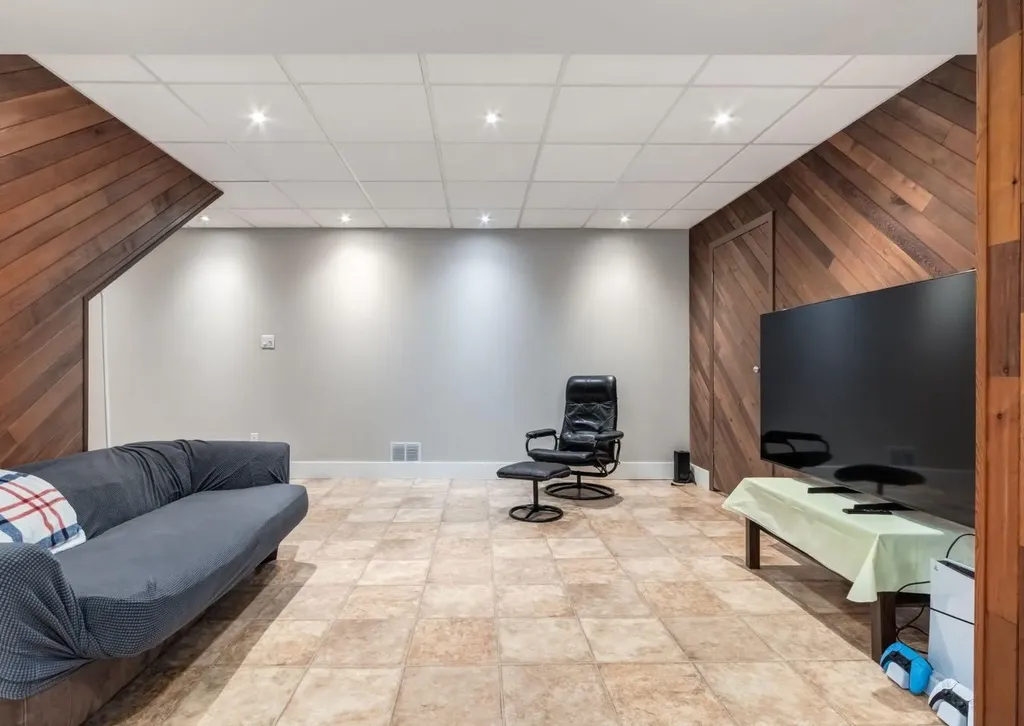 123 13 Avenue NE Calgary AB T2E 1B5
