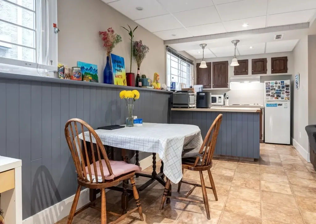 123 13 Avenue NE Calgary AB T2E 1B5