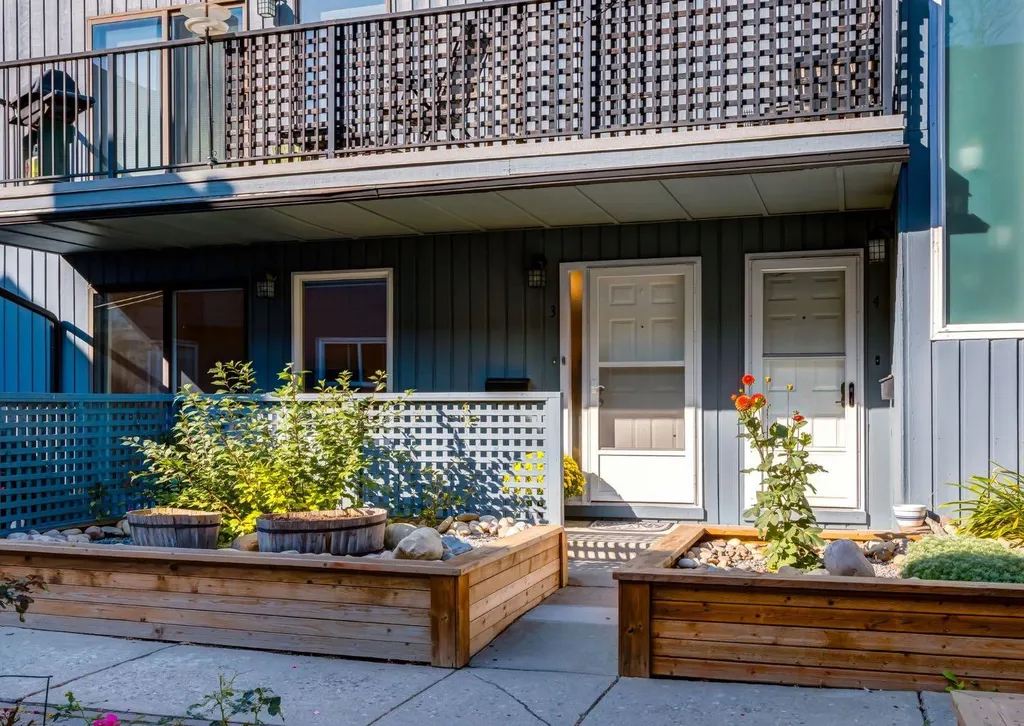 123 13 Avenue NE Calgary AB T2E 1B5